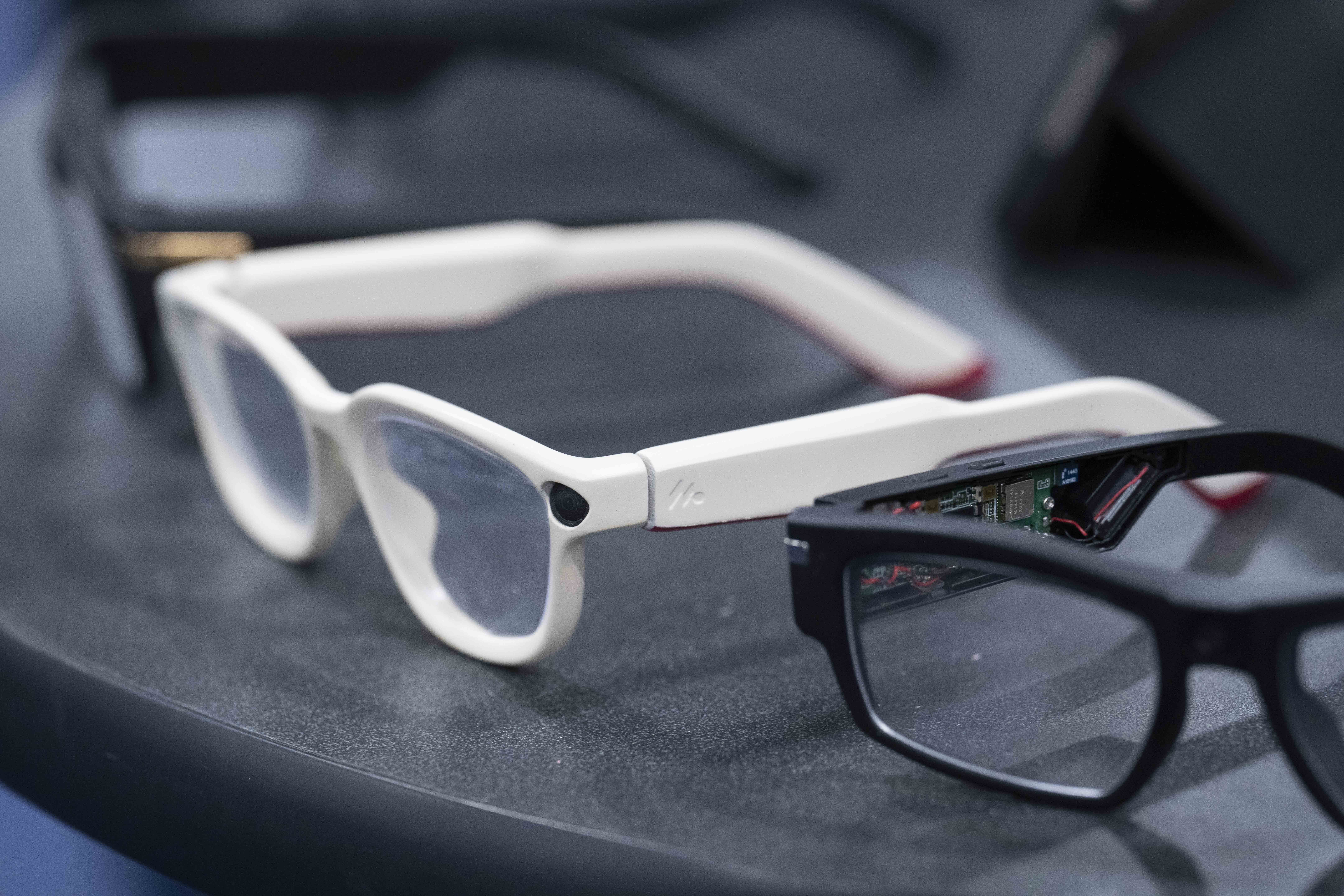 edweek.org - Caitlynn Peetz Stephens,Lauraine Langreo - Districts Expand Cellphone Bans to Target AI Smart Glasses. Why It Matters