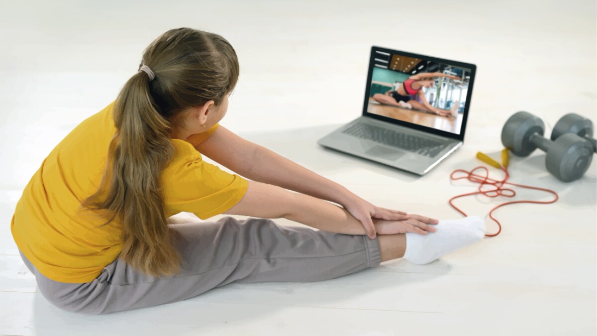 Niña viendo un video de ejercicio para educación física virtual