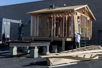 31 Tinyhouses layingonroof 900 700x467