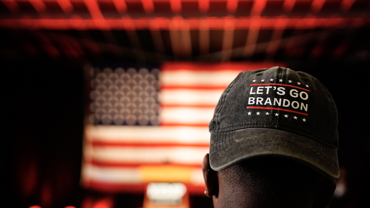 Let's go Brandon, l'insulto virale a Biden finisce sulle magliette vendute da Trump - la Let's go Brandon, l'insulto virale a Biden finisce sulle magliette vendute da Trump - la