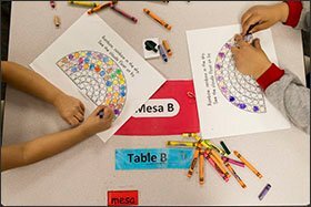 Izquierda: en la Academia de Dos Idiomas de Tulsa, todos los objetos de la clase están etiquetados en español e inglés. Las clases del pre-kinder de la escuela ponen un gran énfasis en enseñar vocabulario en ambos idiomas y en desarrollar habilidades de alfabetización oral que apuntan a preparar a los estudiantes para el jardín de infantes.