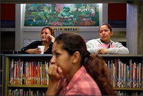 Patricia Rodriguez, Vanessa Landeros y Eva Marron (de izquierda a derecha) escuchan durante una reunión semanal de padres en la escuela primaria Washington en San José, California. La directora Maria Arias Evans comenzó el grupo Madre a madre hace más de una década para traer a los padres a la escuela con regularidad. Los 60 a 70 padres que vienen cada semana ayudan a apoyar el desarrollo de la alfabetización de los estudiantes en español e inglés.