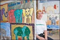 Elephants or kids, it doesn't matter — Katya Arnold shows them how to paint.