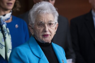 A deputada americana Virginia Foxx, RN.C., fala com repórteres durante uma coletiva de imprensa no Capitólio, em Washington, em 3 de novembro de 2021.