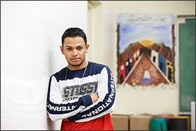 Andrew Echeverria, izquierda, recibe ayuda de Joel Miller, un educador veterano que dicta un curso para estudiantes de inglés a largo plazo en Fairfax High School, en Los Ángeles. El curso se creó para ayudar a los estudiantes que han luchado para tener un buen dominio del inglés.