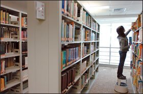 TEXTBOOK REPOSITORY: Zhou Jia finds resources for an English-language primary school textbook at the People’s Education Press library in Beijing. The national information center of precollegiate books and materials has a collection of more than 500,000 works. The collection includes materials from China and abroad.