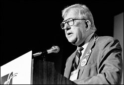 Al Shanker addresses the AFT convention in 1992.