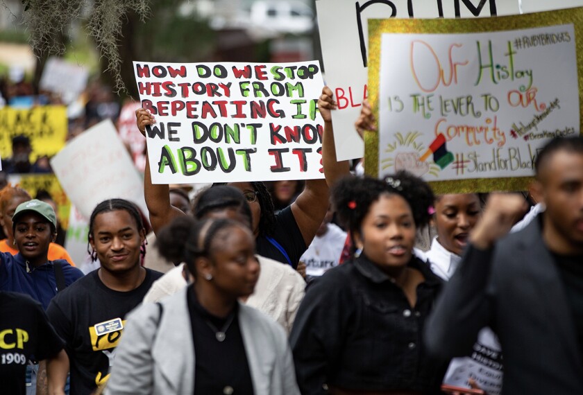 Demonstrations Staged Nationwide Denounce Restrictions on Teaching, Book Bans